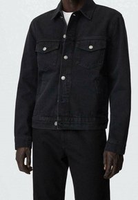 Giubbotto in denim nero con chiusura a bottoni, due tasche sul petto e due tasche laterali. Presenta dettagli metallici argentati e un design del colletto classico.
