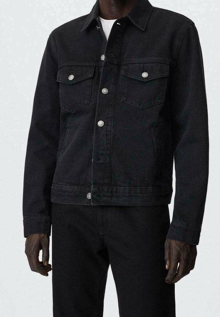 Giubbotto in denim nero con chiusura a bottoni, due tasche sul petto e due tasche laterali. Presenta dettagli metallici argentati e un design del colletto classico.