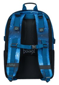 Modrý batoh s galaktickým vzorem, vybavený nastavými popruhy, síťovaným zadním panelem pro ventilaci a černou spodní částí. Ozdobený s logem značky.