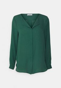 Blusa verde realizzata in tessuto liscio, con scollo a V e maniche lunghe. Il design include una patta nascosta e un'orlo dritto.