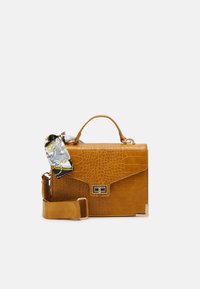 Sac à main marron à texture crocodile avec poignée supérieure, fermoir doré, large bandoulière ajustable et foulard en soie à motif noué à la poignée.