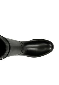 Czarny skórzany but z zaokrąglonym noskiem, gładką fakturą, minimalnymi przeszyciami i wysokością do połowy łydki. Podeszwa posiada lekkie wygięcie.