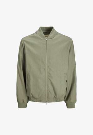 Olīvu zaļš bumbers ar rāvējslēdzēju priekšā, elastīgām aprocēm un jostasvītru. Izgatavots no viegla materiāla ar gludu tekstūru.