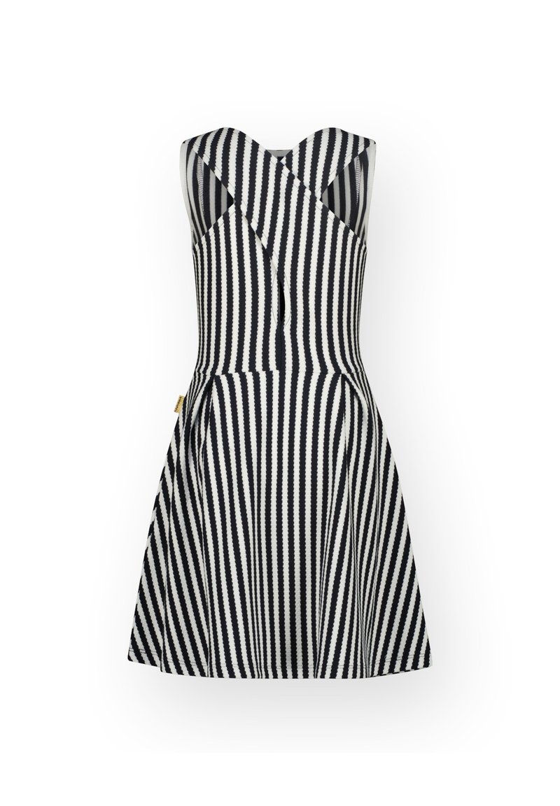 Robe à rayures noires et blanches avec un corsage ajusté, des bretelles croisées dans le dos et une jupe évasée avec des poches latérales. Texture de tissu lisse.