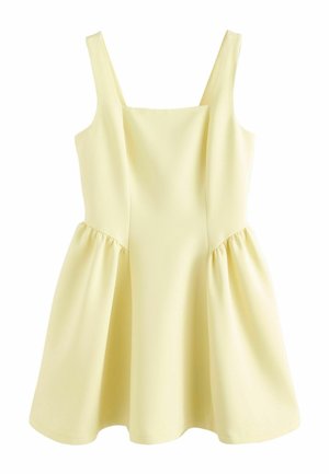 Lysegul ærmeløs kjole med firkantet halsudskæring og rynket nederdel, lavet af glat stof.