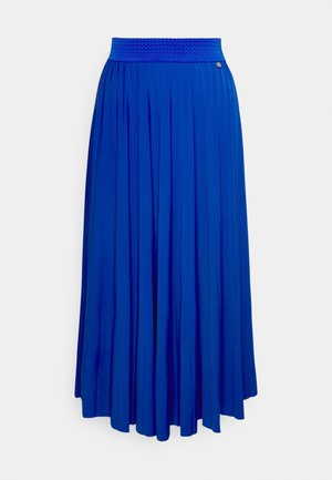 Jupe midi plissée bleu vif avec une large ceinture texturée et un petit détail de logo métallique sur le côté droit.