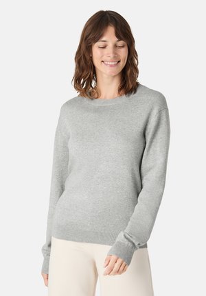 Pull en tricot gris clair avec un col rond, des manches longues et des poignets et un ourlet côtelés. Texture douce, coupe décontractée et design minimal.
