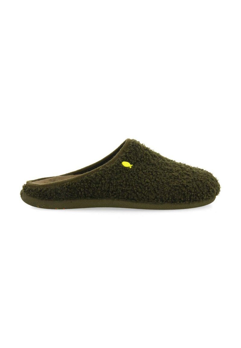 Chausson en vert olive, avec une texture duveteuse et un extérieur en feutre doux, bout rond et un petit accent jaune. Design classique à enfiler.