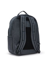 Zaino grigio scuro con spallacci imbottiti, tasche laterali e una texture liscia. Presenta una maniglia superiore e una chiusura con cerniera.