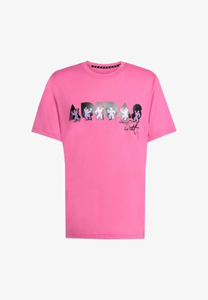 Roze katoenen t-shirt met vetgedrukte zwarte en zilveren "ADIDAS" letters, met een grafisch ontwerp van gestileerde figuren en een ronde hals.