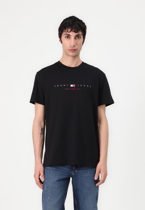 Schwarzes kurzärmeliges Baumwoll-T-Shirt mit "TOMMY JEANS" und "NEW YORK CITY" in weißen und roten Buchstaben, Rundhalsausschnitt, lockere Passform.