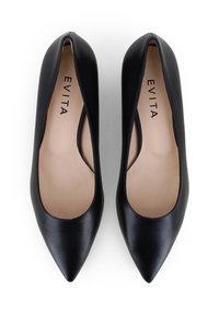 Chaussures à talons hauts en cuir noir avec un bout pointu, une texture lisse et des côtés ajourés. L'intérieur présente un accent beige clair. Marque : EVITA.
