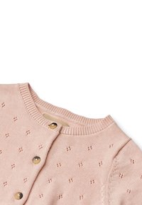 Zartrosa Strickjacke mit Rundhalsausschnitt, kleinen dekorativen Löchern und drei Knopfverschlüssen. Glatte Textur und gerippte Kanten.
