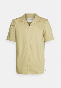 Lyhythihainen, vaaleankeltainen paita sileästä kankaasta, jossa on napitettava etuosa, lovelliset kaulus ja rento malli.