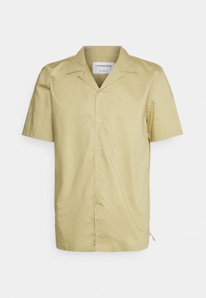 Chemise à manches courtes, de couleur jaune clair, en tissu lisse, avec un devant boutonné, un col à revers et une coupe décontractée.