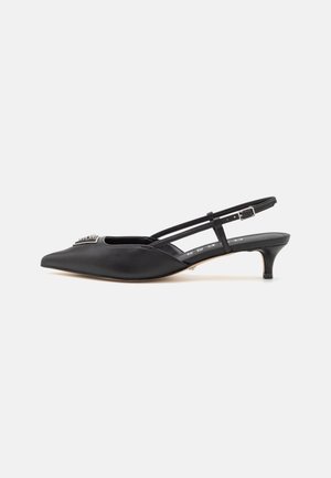 Sorte slingback pumps med spidse tå, lavet af glat læder. Har et dekorativt sølv accent og en slank kitten heel.