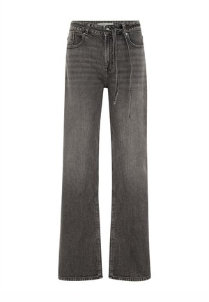 Jean large noir délavé avec poches avant, passants pour ceinture, fermeture par bouton et une fine ceinture en tissu nouée à la taille.