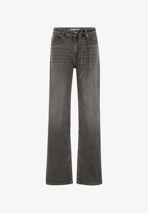 Zwart gewassen jeans met brede pijpen, voorzakken, riemlussen, knoopsluiting en een dunne stoffen riem vastgebonden in de taille.