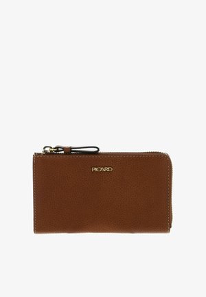 Bruine leren portemonnee met een korrelige textuur, gouden hardware en een ritssluiting. Voorzien van een logo dat op de voorkant is geperst.