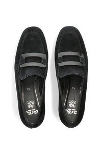 Zwarte suède instappers met een gladde vormgeving, voorzien van een gestructureerde bovenkant en twee horizontale bandaccenten over de wreef.