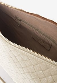 Beige geweven leren clutch met een ritssluiting en een bruine stoffen binnenkant. Voorzien van een klein ritsvakje aan de binnenkant voor organisatie.