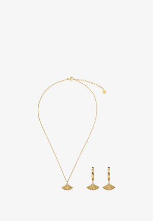 Goudkleurige ketting en oorbellen, met waaier-vormige hangers met textuurdetails, hangend aan fijne kettingen.