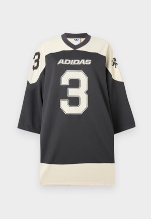 Μαύρη και κρεμ φανέλα Adidas με κοντά μανίκια, διαθέτει υφή από δίχτυ, έντονο «3» μπροστά και λογότυπο στο αριστερό μανίκι. Σχέδιο με V-λαιμόκοψη.