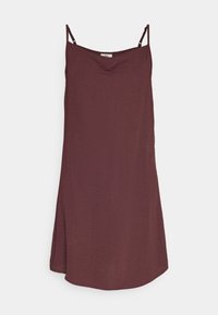 Burgunderfärgad ärmlös klänning med tunna axelband, knälång, mjukt material, lätt drapering vid bysten och en avslappnad silhuett.