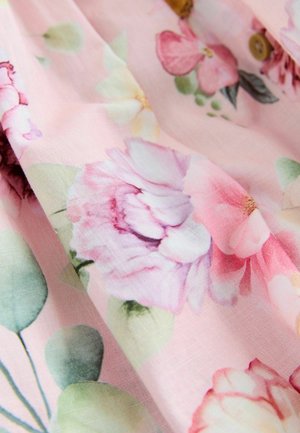 Tkanina w kwiaty z delikatnym różowym tłem i dużymi nadrukami piwonii oraz zieleni. Tekstura jest lekka z gładkim wykończeniem.