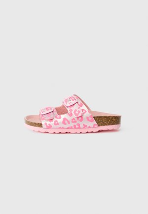 Chanclas rosas con un patrón de estampado de leopardo, dos hebillas ajustables y una plantilla de corcho con suela de goma rosa.