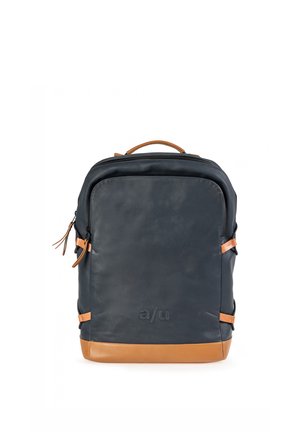 Schwarzer Lederrucksack mit cognacfarbenen Akzenten, oberem Griff, vorderer Reißverschlusstasche und geprägtem „a/u“-Logo auf der Vorderseite.