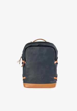 Schwarzer Lederrucksack mit cognacfarbenen Akzenten, oberem Griff, vorderer Reißverschlusstasche und geprägtem „a/u“-Logo auf der Vorderseite.