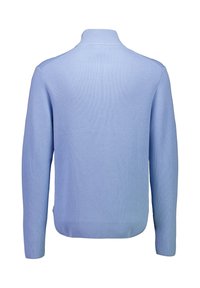 Maglione azzurro chiaro a coste con collo alto, maniche lunghe e texture liscia. Senza elementi decorativi visibili o motivi. Presenta una linea aderente.