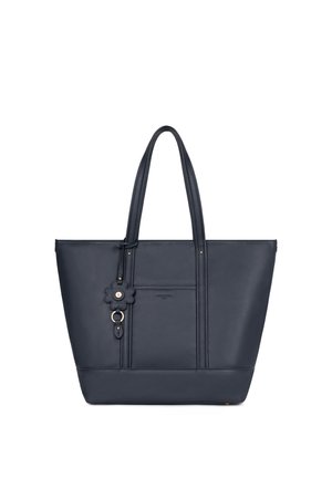 Borsa tote in pelle blu navy con doppi manici e un charm decorativo a forma di fiore appeso vicino al centro superiore.