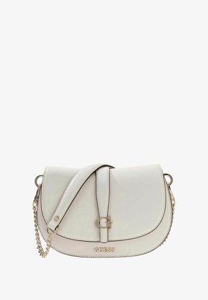 Sac bandoulière en similicuir blanc avec une forme incurvée. Comprend un logo et des éléments métalliques dorés, un accent en chaîne et une bandoulière réglable.