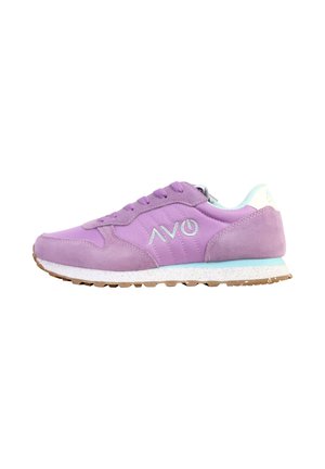 Baskets de sport violettes et bleu clair avec semelle blanche mouchetée et logo "AVO" sur le côté, vues de l'extérieur.