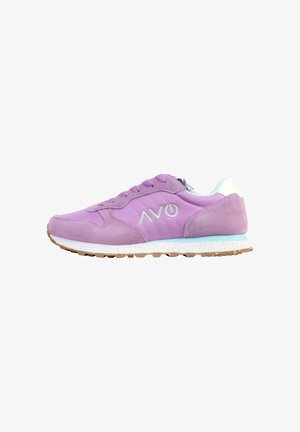 Baskets de sport violettes et bleu clair avec semelle blanche mouchetée et logo "AVO" sur le côté, vues de l'extérieur.