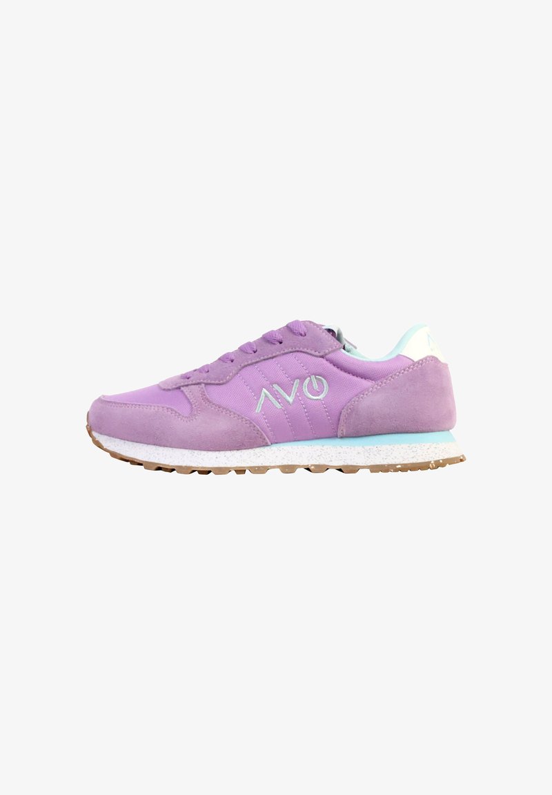 Baskets de sport violettes et bleu clair avec semelle blanche mouchetée et logo "AVO" sur le côté, vues de l'extérieur.