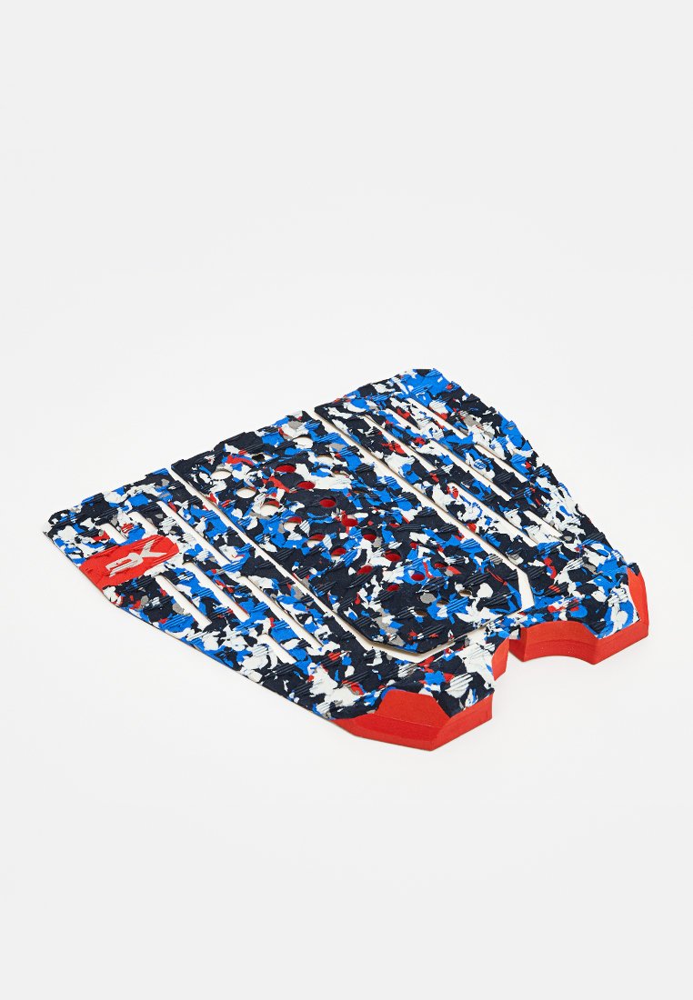Kleurige schuimmat met een gestructureerd oppervlak, met een chaotisch patroon van blauw, rood en zwart, met rode accenten op de randen.