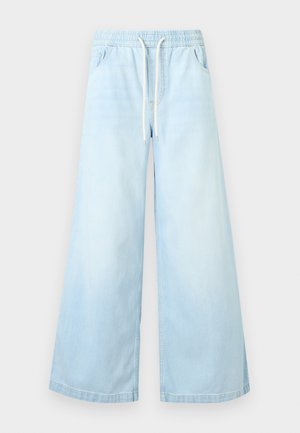 Ανοιχτό μπλε τζιν παντελόνι με φαρδιά μπατζάκια, ελαστική μέση και λευκό κορδόνι, με μπροστινές τσέπες και άνετη εφαρμογή.