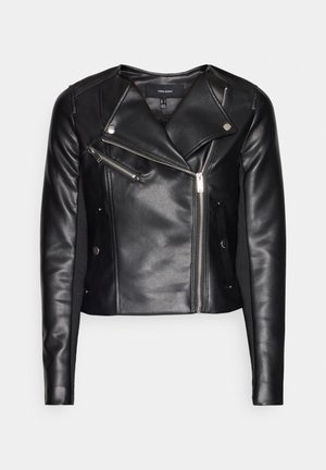 Giubbotto da motociclista in pelle nera con zip frontale asimmetrica, colletto a risvolto e tasche con zip; texture liscia e design aderente.