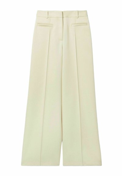 Pantalons larges de couleur crème claire, avec une taille haute, deux plis à l'avant et des poches latérales, offrant une texture lisse.