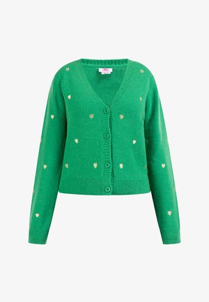Zeleni cardigan iz mehkega pletenega materiala z V-izrezom, ki ima zlate vzorce srca in pet zelenih gumbov spredaj. Ribičasti manšeti in rob.