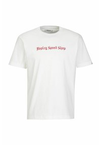 Witte t-shirt met korte mouwen met de tekst "Replay Speed Shop" in rode gestileerde letters, gecentreerd op de borst.