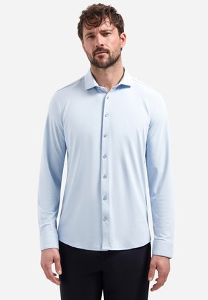 Lichtblauw overhemd met lange mouwen, gemaakt van gladde stof, voorzien van een puntige kraag, knopen aan de voorkant en een getailleerde pasvorm.