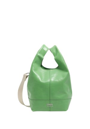 Bolso de mano de cuero verde con asas curvas suaves y correa de hombro desmontable beige, con la marca "Bimba y Lola" en el centro inferior frontal.