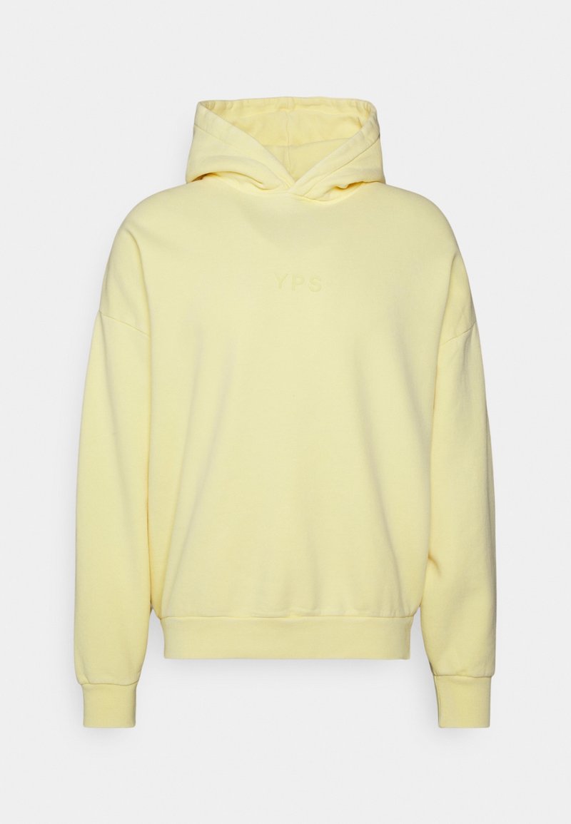 Sudadera amarilla de algodón con capucha ajustable, hombros caídos, puños de canalé y un logotipo "YPS" en relieve en la parte frontal.