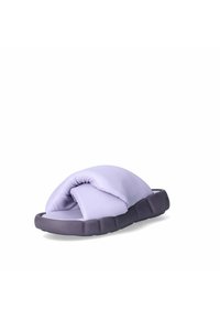 Pantofole viola imbottite con una suola spessa e scura e un design superiore arricciato, realizzate in morbido tessuto per il comfort e con uno stile slip-on.