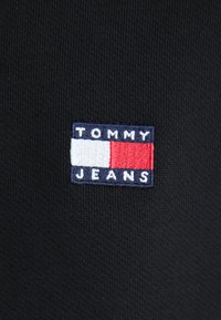Tommy Jeans BADGE HOODIE - Sweatshirt - black