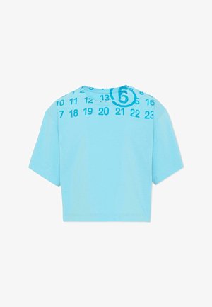T-shirt corta di colore azzurro con maniche corte, caratterizzata da un design stampato di calendario con numeri sulla parte superiore del petto e sulle spalle.
